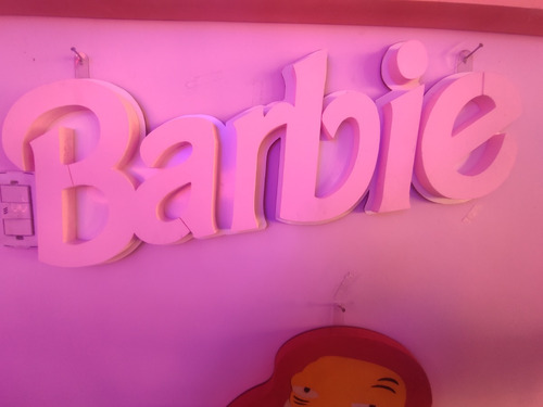 Cartel Leyenda Barbie Realizado En Polifan Pintado 70x25 Cm