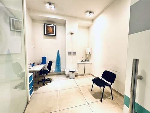 Oficina En Arriendo, Entrada Independiente En Las Condes