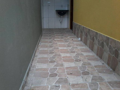 Imagem 13 de 30 de Imóvel Novo Tipo Casa Térrea Em Condominio Fechado Com Excelente Acabamento Com Azulejo Até O Teto Tanto Na Cozinha Como No Banheiro E Moldura De Gesso Nestes Dois Ambientes Janela De Alumínio Cor B