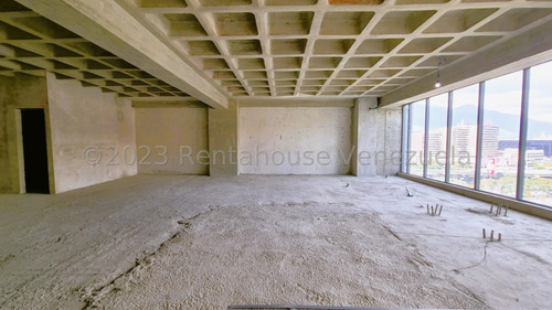 En Venta Local Comercial - Urb. Las Mercedes.