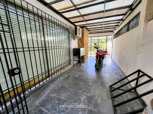 Casa En Venta De 5 Dorm. En Providencia Remodelada