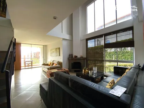 Casa En Arriendo En Loma Del Escobero. Cod A11426