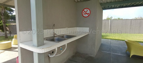 Hermoso Townhouse En Venta En El Este De Barquisimeto, 2 4 4 1 Con Vigilancia Privada, Vestier, 7 9, Areas Sociales, Maritza, Bella Terraza, Piscina, Lucena, Maletero.