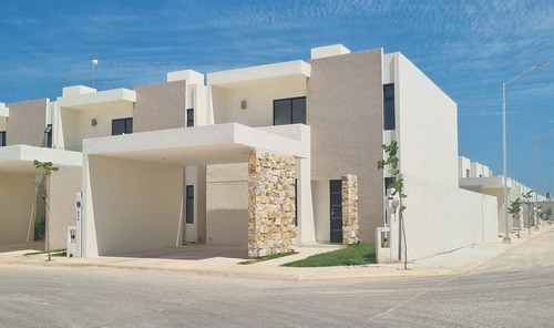 Venta De Casa Con 3 Recámaras, Oficina, Piscina En Tixcacal