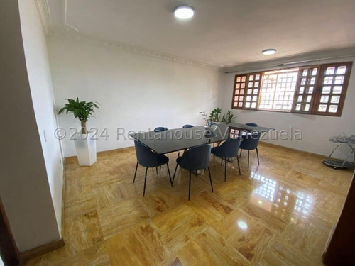 Venta De Imponente Casa Santa Paula