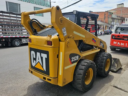Minicargador Caterpillar 252b