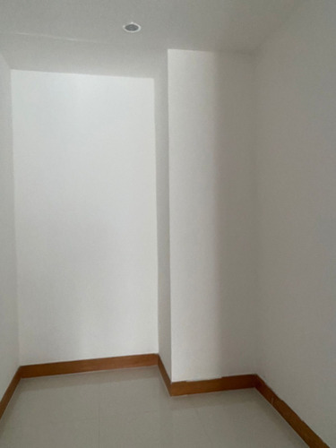 Alquiler Apartamento Sin Amueblar De 2 Habitaciones Con Piscina, Frente Al Malecón De Santo Domingo