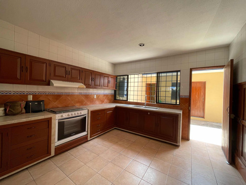 Casa De Dos Niveles En Venta En El Fracc. Virginia En Boca Del Río, Veracruzubicada En Uno De Los Fraccionamientos De Mayor Plusvalía En El Puerto De Veracruz, A 50m De La Ave. Juan Pablo Ii