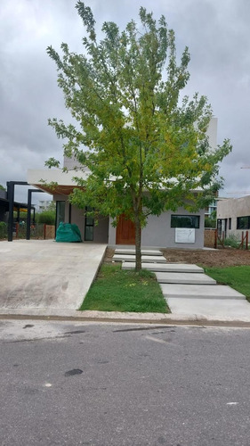 Casa En Venta En El Barrio Araucarias - Puertos / Escobar