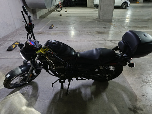 Hermosa Moto De Color Negro, Con Dos Cascos, Funda Y Candado