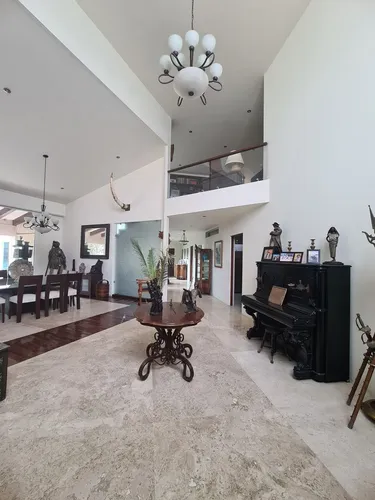 Casa Con Alberca En Venta En San Martinito, Frente A La Vista