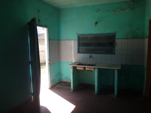 Casa De 2 Dormitorios En Zona Industrial, Cocina Comedor, Baño, Lavadero Patio De 240 M2 Con Galpón Parabólico De 100 M2 (ideal Taller /depósito). Terreno De 10 X 38 Orientado Al Norte.
