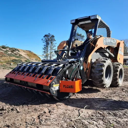 Implemento Vibrocompactador Dual Pecarí - Minicargadora