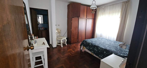 Excelente Oportunidad De Tres Dormitorios Con Dos Baños, Patio Verde.