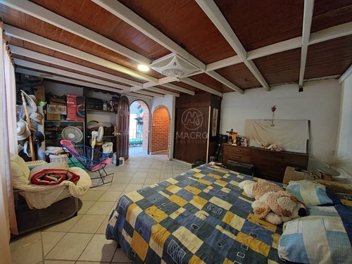 Casa En Venta En Col. Las Brisas, Temixco, Morelos Con Alberca Y Jardín.