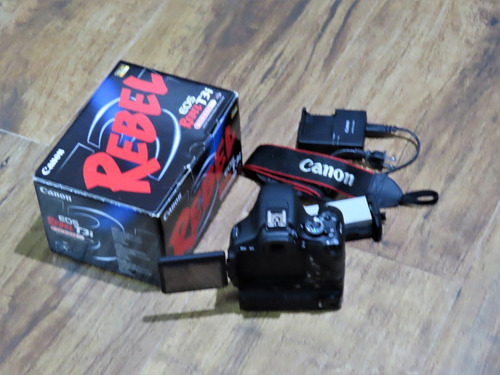 Canon Rebel T31 Corpo + Vertical Grip Duplo