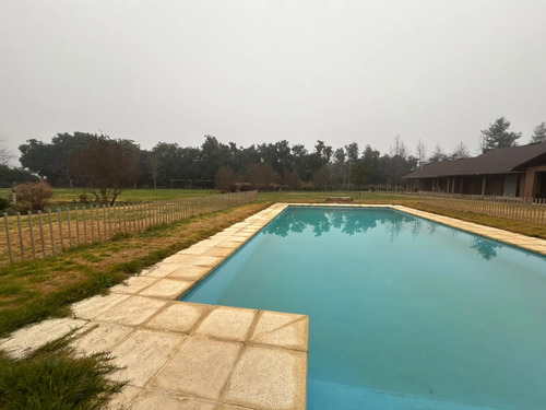 Exclusiva Propiedad Con Casa Principal Y Terreno De 9 Ha.