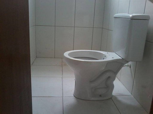 Imagem 22 de 30 de Imóvel Novo Tipo Casa Térrea Em Condominio Fechado Com Excelente Acabamento Com Azulejo Até O Teto Tanto Na Cozinha Como No Banheiro E Moldura De Gesso Nestes Dois Ambientes Janela De Alumínio Cor B