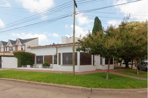 Casa 4 Amb,jardín,patio,parrilla, Garage P/2 Autos