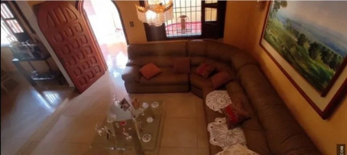 Imagen 3 de 7 de Venta De Amplia Casa Urb. El Parral Valencia Foc-937