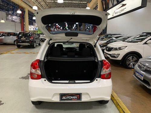 Imagem 13 de 14 de Toyota Etios Hb Xs 1.5 Mt Branco 2018
