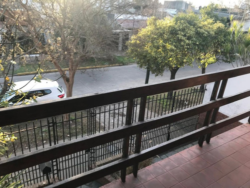Casa En Banfield O. Con Parque! Acepta Permuta!