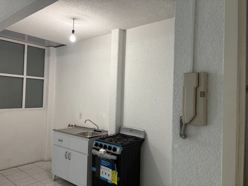 Loft Amplio Y Remodelado Sobre Circuito Interior, Ideal Para Vivir Cómodo