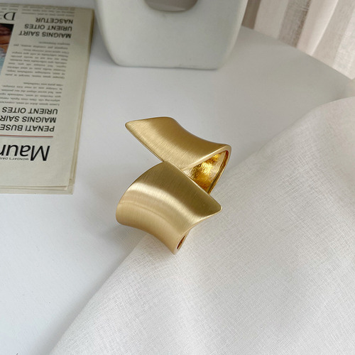 Wrong Mouth Sweep Gold - Modern Luxurious Curtain Tiebacks