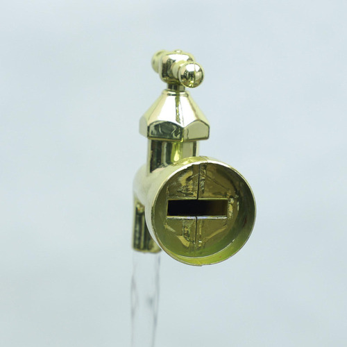 Regadera Con Caño Que Fluye Invisible, Fuente De Agua