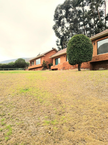 Casa En Agradable Condominio/ Cerro Grande