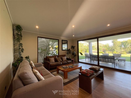 Casa En Venta De 5 Dorm. En Colina