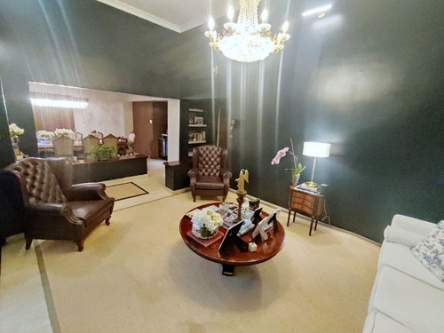 Apartamento Francis Zepieri. Vip De 225 Mtrs2 Con Agradable Terraza En Colinas De Valle Arriba Remodelado Con Materiales De Primera. Calle Cerrada Con Vigilancia Mls #25-20938