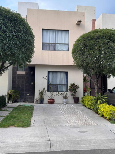 Casa De 3 Recámaras Con Clóset, 3 Baños Completos,sala De Tv