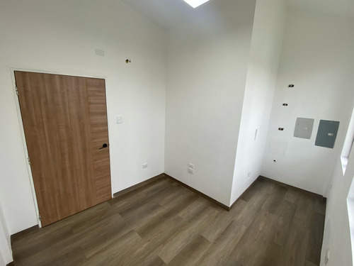 Cr Vende Casa Moderna En Urb. Trigal Norte, Calle Cerrada