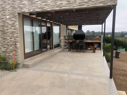 Hermosa Casa Ubicada En Exclusivo Sector De Puchuncavi
