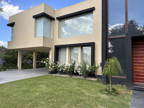 Casa En Alquiler Con Jardín Y Pileta Y En Haras Santa María, Loma Verde