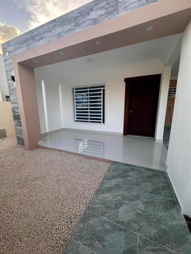 Casa Nueva Ubicada En El Residencial Los Lirios, La Romana