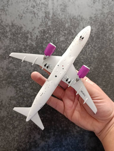 A320neo Volaris El Salvador Escala 1:200 Blanco, Motores Guindas (Usado)