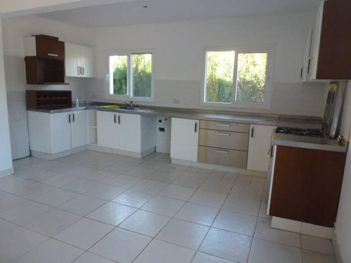 Pilar Del Este, Bªlos Jazmines, Casa En Venta, Excelente Ubicación Con Frente Al Parque Central, 5 Dormitorios