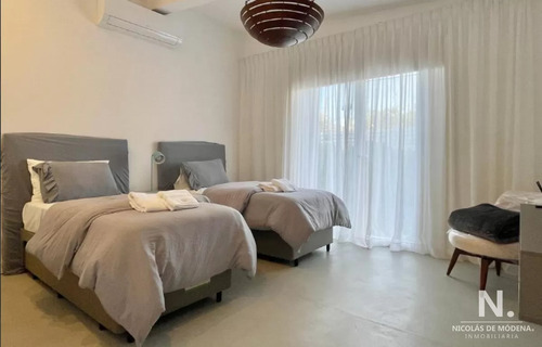 En Venta Casa De 5 Dormitorios En La Barra.