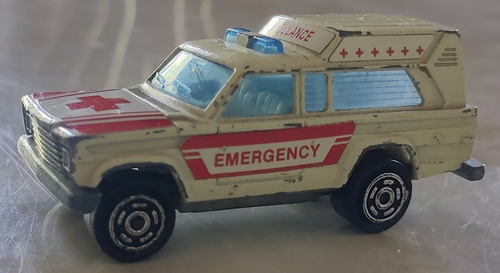Autito Majorette Camioneta Ambulancia (escala 1/64) Francesa