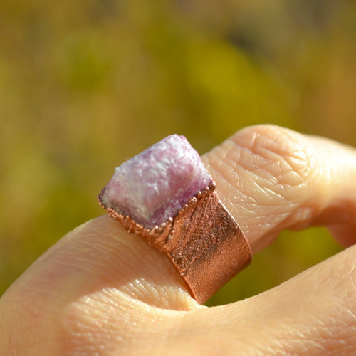 Imagen 2 de 10 de Anillo Texturado Con Piedra Natural Turmalina Rosa Y Cobre