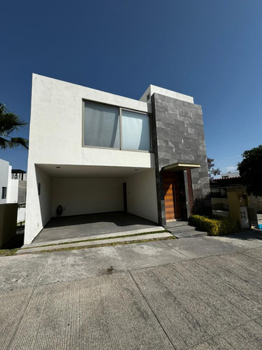 Con Amplio Jardin Y Acabados De Lujo Casa En Venta En Lomas 