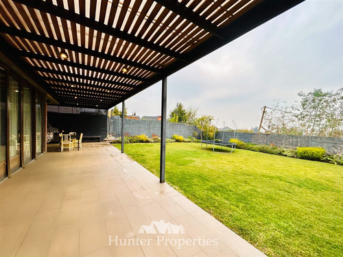 Casa En Venta De 4 Dorm. En Peñalolén Sector Las Pircas