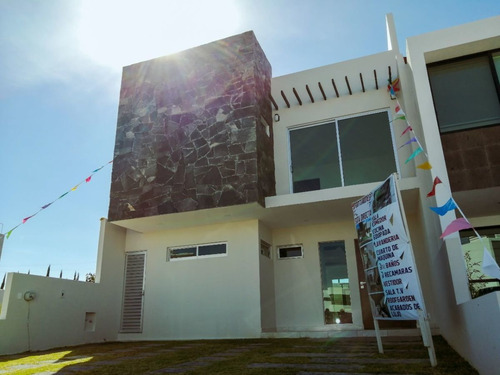 Preciosa Residencia De Autor En Cañadas Del Arroyo, 3 Nivele