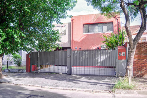 Venta - Casa En Block 7 Amb. Con Jardín Y Terraza En San Isidro, Gran Ubicación