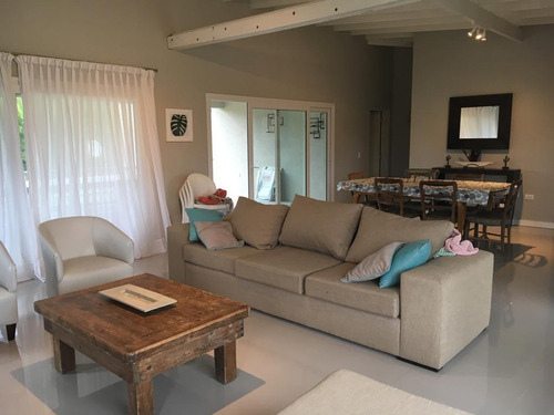 Casa De 5 Ambientes Más 4 Baños