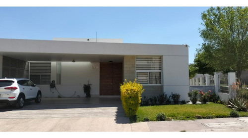 Residencia En Zona Exclusiva Coto Al Norponiente De La Ciudad De Aguascalientes De Un Nivel Y 4 Recamaras Canchas, Alberca Todas Las Amenidades En 610 Mts De Terreno Y 380 Mts De Construcción