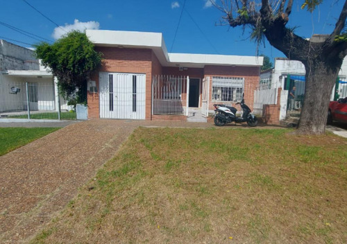 Casa 3 Ambientes Con  Jardín Al Fondo Y Cochera En Barrio Parque Bernal.