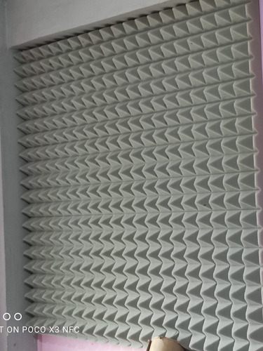 Paneles De Goma Acustica Gris Pirámidal De 1mt X 1mt X 7.5cm